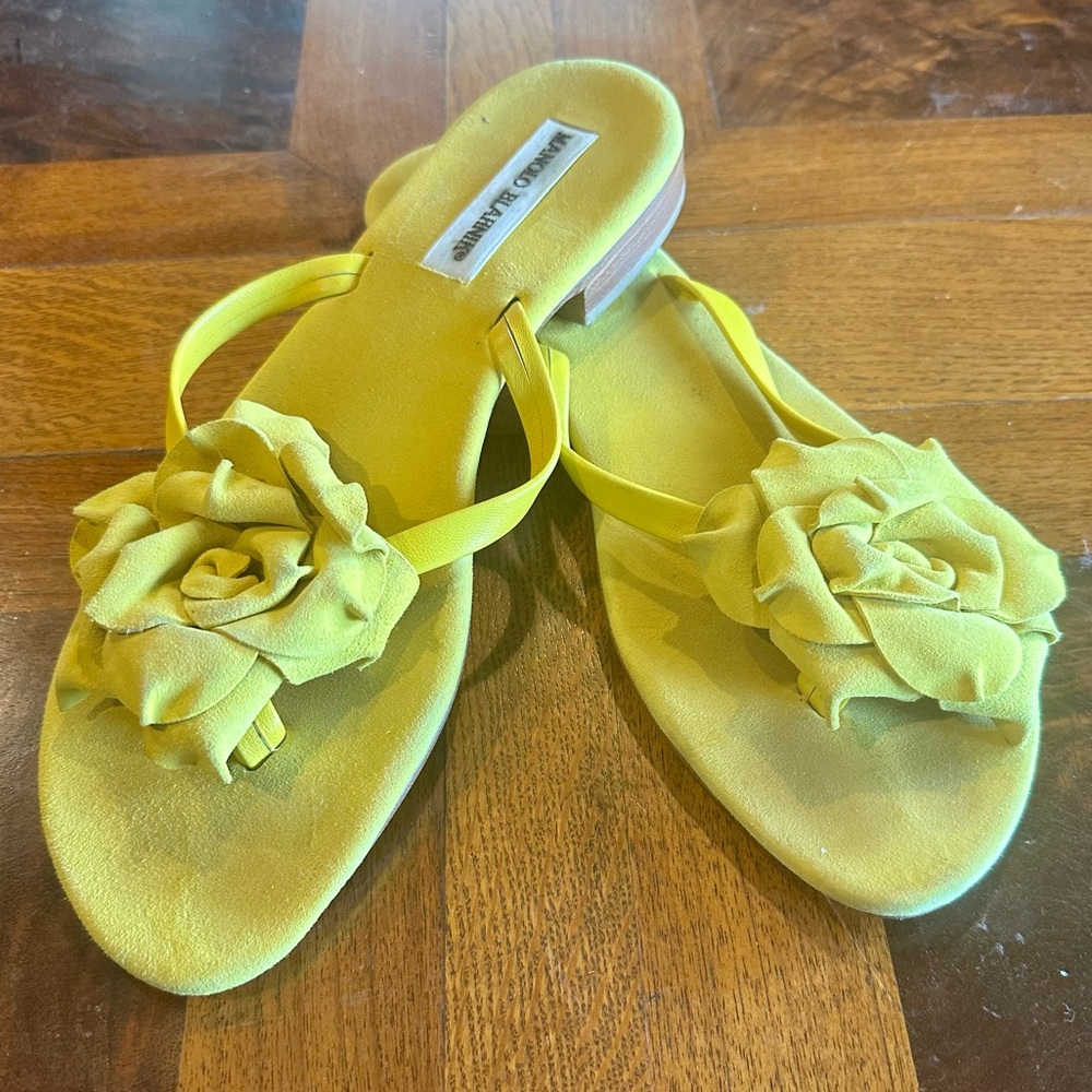 GORGEOUS MANOLO BLAHNIK PATRICIA THONG SANDALS! SIZE 39